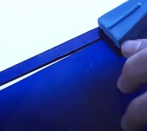 Как правильно резать стекло стеклорезом. Как резать стекло стеклорезом. 4