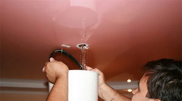 Если затопили соседи: как самому выполнить слив воды с натяжного потолка. Как слить воду с натяжного потолка. 2