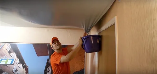 слив воды с натяжные потолки Через демонтаж плинтуса в помещении