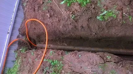 Пример прокладки кабеля под землей