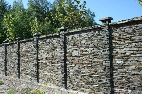 Как построить забор из камня максимально дёшево и на века. Как сделать каменный забор. 32