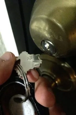 Что делать, если сломался ключ в замке автомобиля и как его вытащить. Как вытащить сломанный ключ из личинки замка. 8