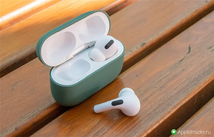 Как надевается чехол на AirPods. Чехол сидит хорошо и со стороны кажется, что это просто корпус другого цвета. Фото.