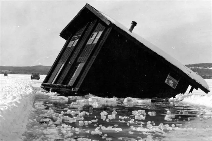 Неудачно вмерзший плавучий дом