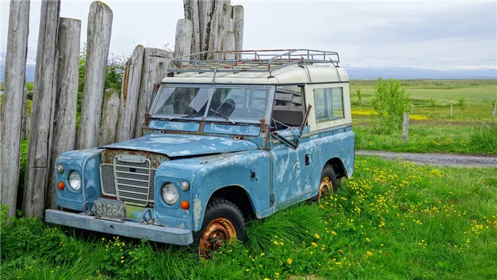 Старый Land Rover Defender