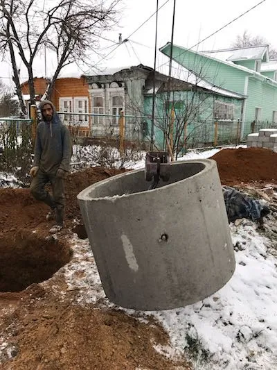 Установка септика и колодца поглощения на значительном удалении от загородного дома.