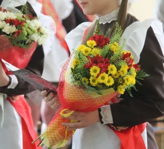 Цветы на последний звонок: какой букет подарить учителю